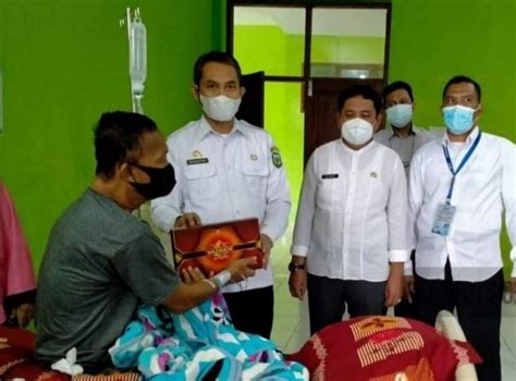 HUT Ke 16 RSUD Batara Guru Belopa Direktur Bagi Bagi Sarung Ke Nakes