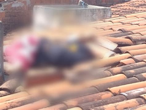 HOMEM É BALEADO TENTA FUGIR MAS MORRE EM TELHADO DE CASA NO INTERIOR