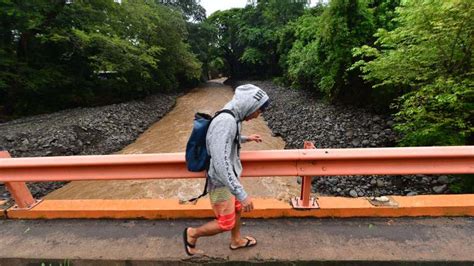 Máxima alerta por lluvias 11 muertos y 882 evacuados en El Salvador