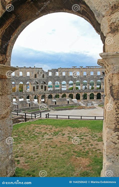 Antico Anfiteatro Romano Nella Giornata Soleggiata Di Pula Istria