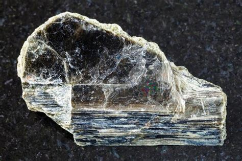 Piedra áspera de mica moscovita sobre fondo oscuro Foto Premium