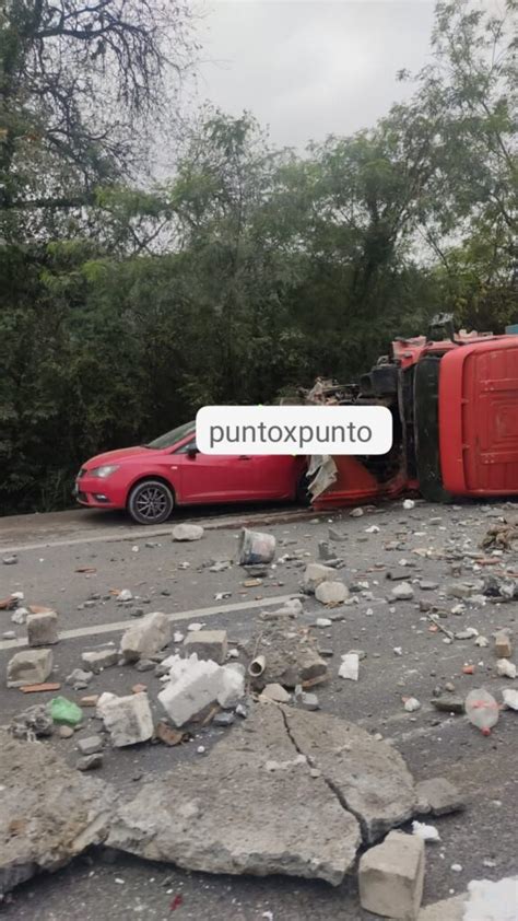 Camion Vuelca Y Cae Sobre Varios Autos En Santiago Punto X Punto