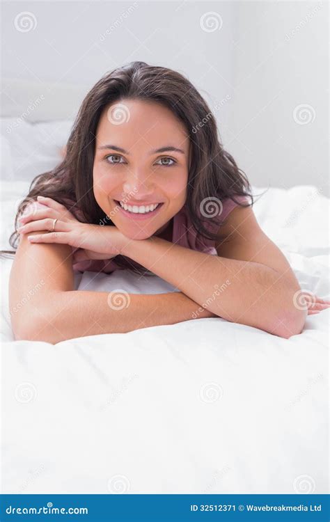 Femme Se Trouvant Sur Son Lit Image Stock Image Du Cheveu Couette