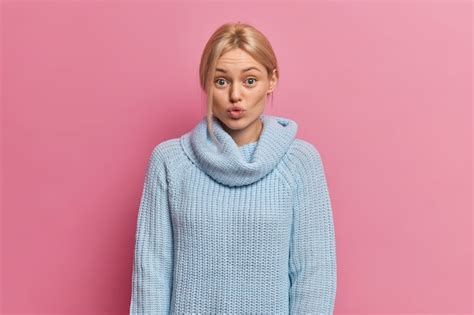 Sch Ne Junge Frau Ohne Make Up Blonde Gek Mmte Haare Und Blaue Augen Schmollt Lippen Und Sieht