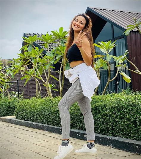 Siddharth Nigam Flaunts Chiseled Physique And Bicep Curls To Hot Girl Ashi Singh Says Happy