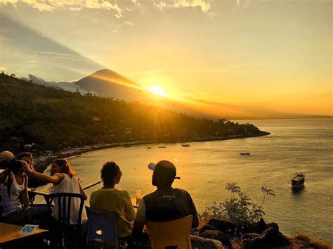 Duduk Di Pantai Melihat Ombak Nikmati Sunset Newstempo