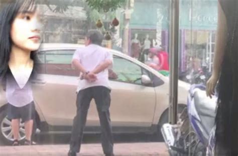 Ông chú đỗ ô tô trước cửa hàng hot girl vạn người mê còn chu mông ném rác tạt nước