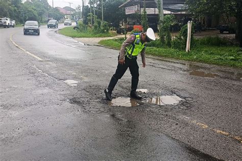 Waspada Jalan Lintas Nasional Di Aceh Timur Berair Dan Berlubang