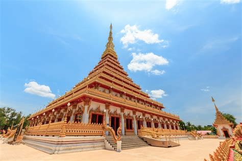 La Iglesia Tiene Un Hermoso Color Dorado En El Templo Phra Mahathat O