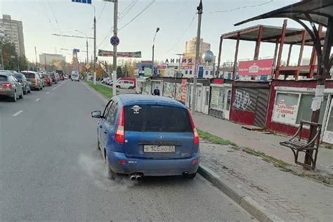 В Брянске автохам перекрыл остановку возле «Самолета»