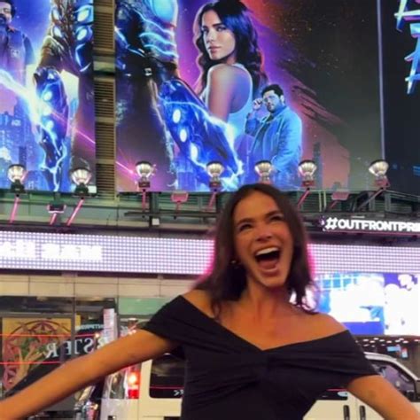 Bruna Marquezine se emociona pôster de Besouro Azul na Times Square