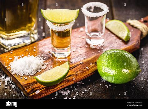 Bebida Mexicana En Preparación Tequila Sal Y Limón Bebida Latina