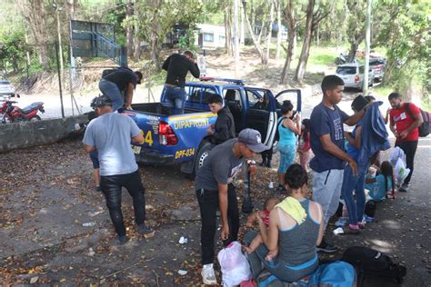 PNC De Guatemala On Twitter PNC Asiste A Extranjeros En Vado Hondo Y