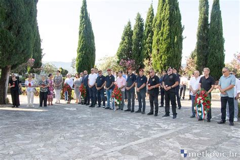 Blagdan Sv Ilije Polo Eni Vijenci I Zapaljene Svije E Za Poginule