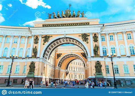 Arco Del Estado Mayor En La Plaza Del Palacio De San Petersburgo Rusia