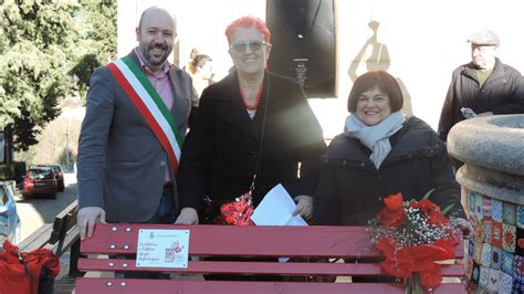 Centroabruzzonews Inaugurata A Corfinio La Panchina Rossa Simbolo Per