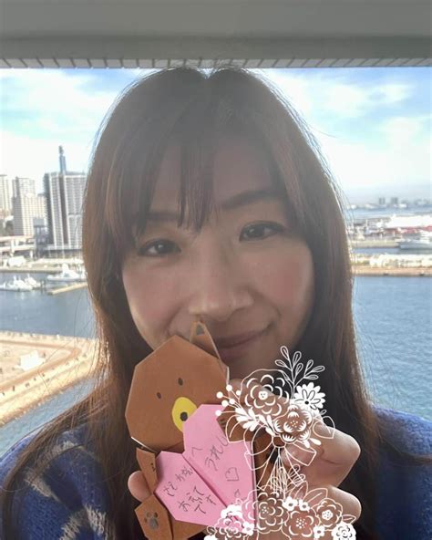 半井小絵さんのインスタグラム写真 半井小絵instagram「可愛い🐻プレゼント💕 青空と山の緑と海の風景の中に赤の鼓型のタワーが