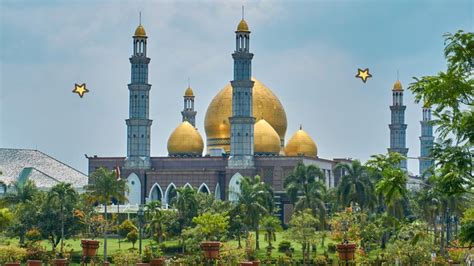 Masjid Kubah Emas Depok Masjid Termegah Di Asia Tenggara Orami