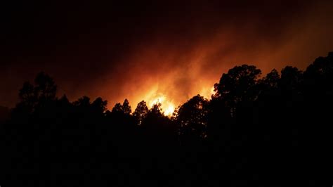 El incendio en Tenerife continúa expandiéndose 1800 hectáreas y 6