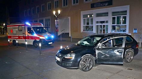 Unfall In Stuttgart Weilimdorf Auto Kracht Gegen Laternenmast Stuttgart