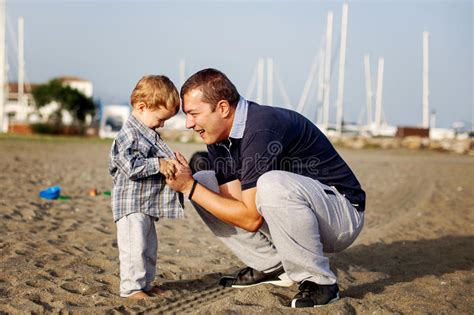 Pai E Filho Que Jogam Na Praia Imagem De Stock Imagem De Oceano