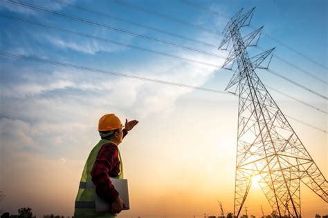 Photo Dun Ingénieur électricien Debout Et Regardant La Centrale