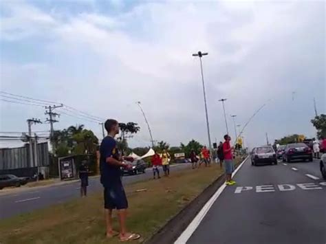 G1 Jovens Se Arriscam Atrás De Pipas Em Avenida De Sorocaba