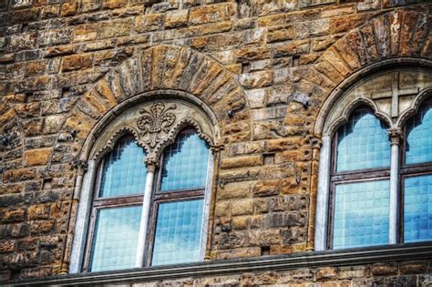 Ventanas En Una Pared De Ladrillo Grunge En Florencia Italia Foto Premium