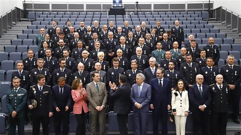 La Junta de Andalucía condecora con medallas al mérito a 63 policías