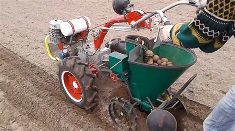 Planteur de pommes de terre pour un tracteur à conducteur marchant