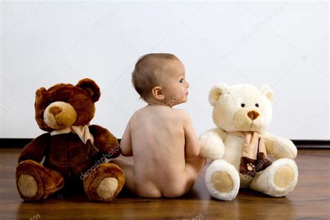 Desnudo chico con dos grandes osos de peluche fotografía de stock t