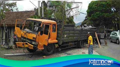 Rem Blong Truk Bermuatan Besi Tabrak Tiang Listrik