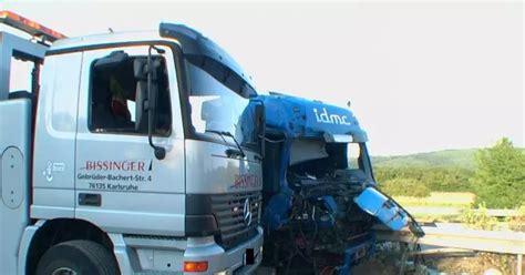 A5 bei Ettlingen Lkw Unfall sorgt für stundenlange Vollsperrung