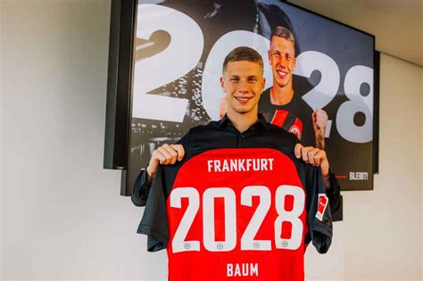 Elias Baum verlängert seinen Vertrag bei Eintracht Frankfurt bis 2028