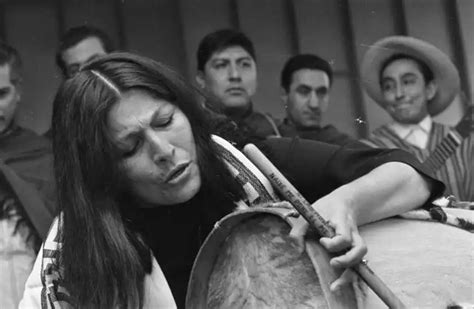 Biografía de Mercedes Sosa La voz de América Latina y el pájaro cantor