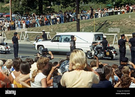 Elvis Presley Funeral Hi Res Stock Photography And Images Alamy