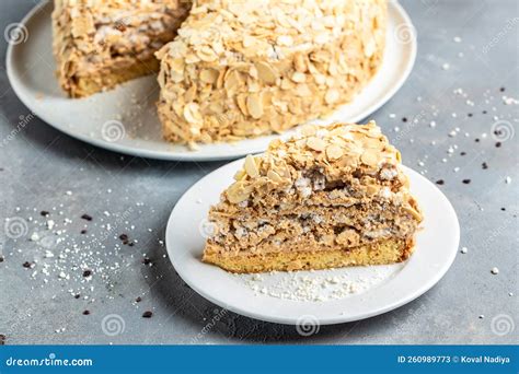 Tarta De Avellanas Meringue Con Fondo De Comida De Crema De Chocolate