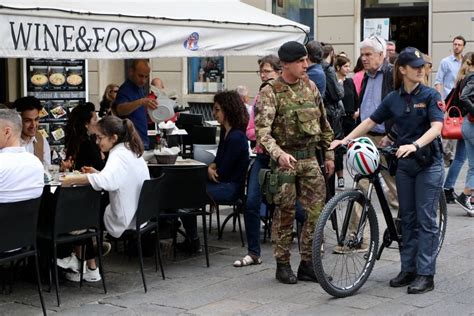 Milano Operazione Strade Sicure I Militari Debuttano A Brera La