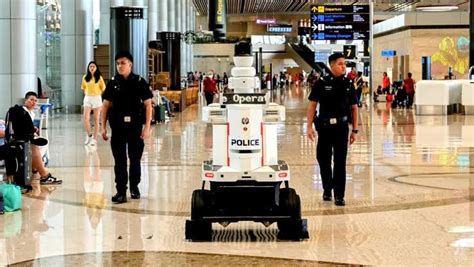 シンガポール空港で警察ロボットが常設巡回 TECHTREND