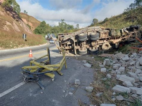 A Gazeta Caminhão tomba em acidente na BR 262 em Ibatiba