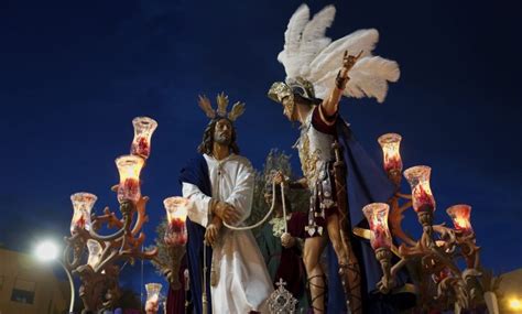 Nuestro Padre Jesús en su Prendimiento procesiona por las calles de