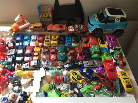 Lote Brinquedos 65 Unidades Hot Wheels Carrinhos Bonecos Snoopy Monica Mario Bros Brinquedo