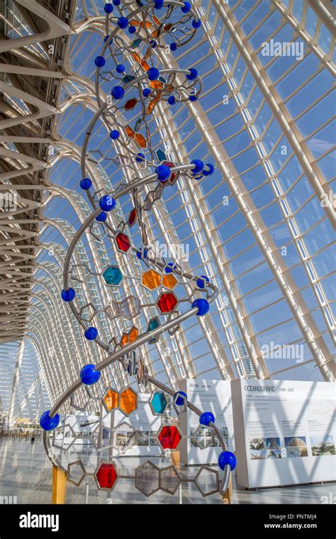 El Modelo De Adn En El Interior Del Museo De La Ciencia En La Ciudad De