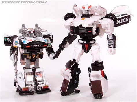 Transformers Universe Autobot Prowl Deluxe Class Classic Series Action