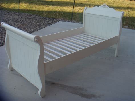 Copperstar Furniture: White Twin Sleigh Bed