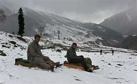 Jammu and Kashmir receives season's first snowfall; mercury dips to ...