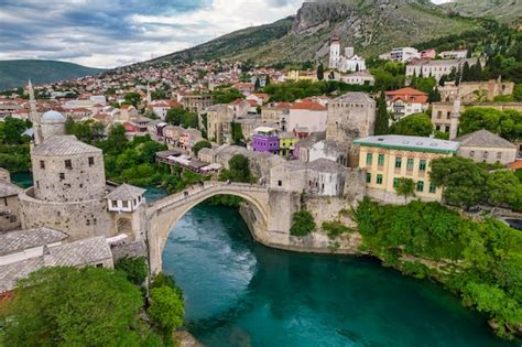 Vista Aérea Da Antiga Ponte De Mostar Famoso Destino Turístico Na