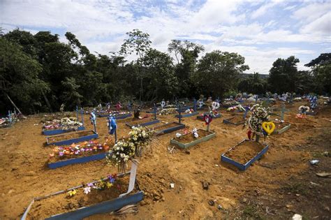 Corpos dos mortos na chacina do Compaj são enterrados em Manaus