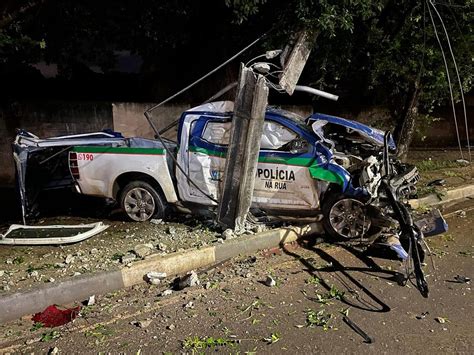 PMs ficam feridos após viatura rodar na pista e bater em poste em