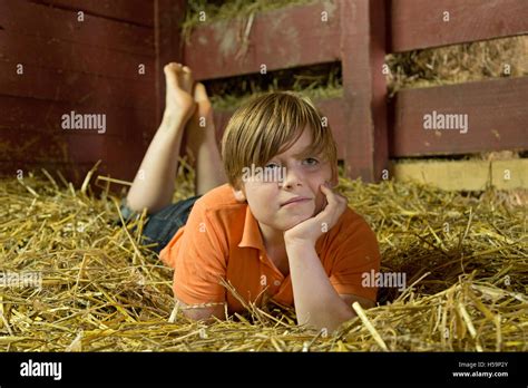 Barfu Junge Bauernhof Stockfotos Und Bilder Kaufen Alamy